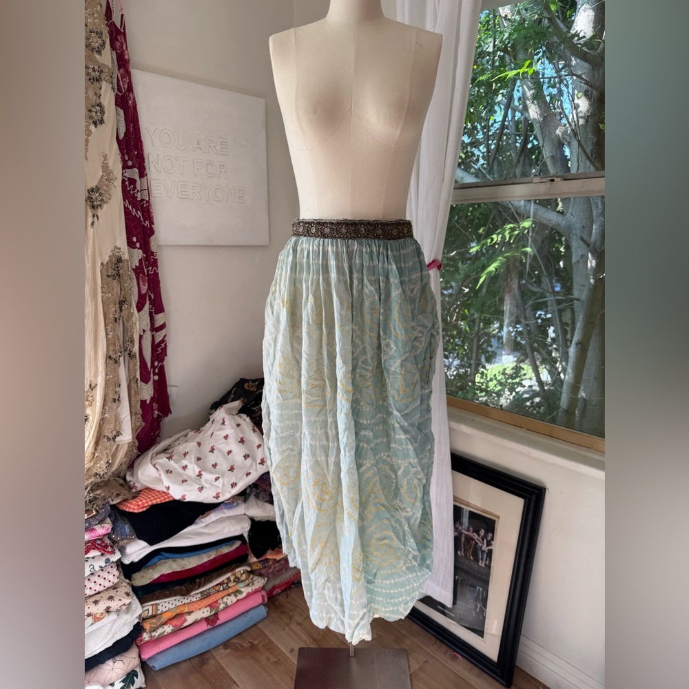 Vintage Faded Abstract Print with Beading Embellished waistband Midi Skirt